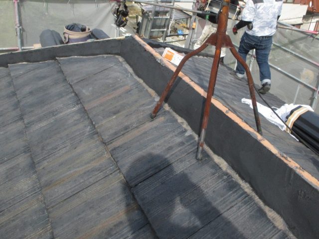 高砂市で棟下地に漆喰材モルロックを充填